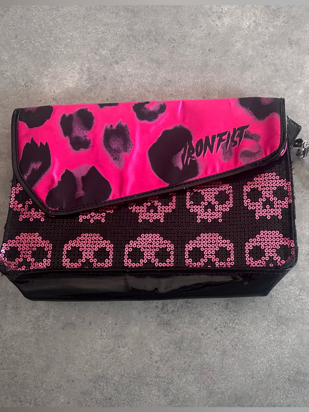 🖤 Iron Fist – Pochette/Wristlet Y2K Rare Rose & Noir 💀